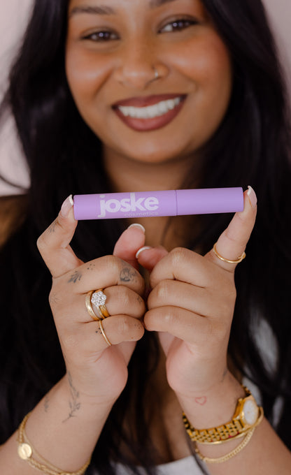 Model Holding Lash Serum Product